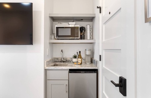 Westside Apartment | Suite B3 at 697 King