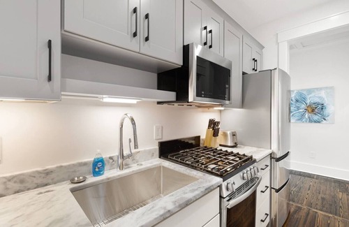 Westside Apartment | Suite B3 at 697 King