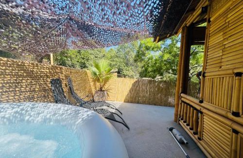 Saint-Jean-du-Gard Bed & Breakfast | Suite Bambou Bien-être à Bali - Le soleil des Cévennes