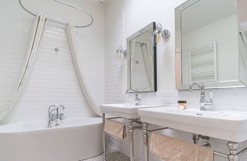 Latresne House | Suite Cèdre, Château Gassies, charm 15 minutes from Bordeaux, up to 4 guests