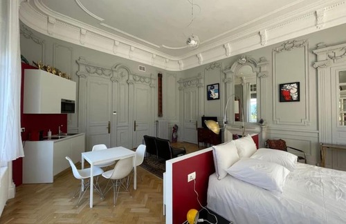 Aix-les-Bains City Center Apartment | Suite Célestine Palace Excelsior vue lac