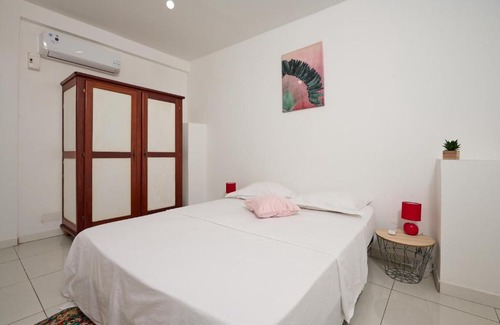 Ducos Apartment | Suite cosy avec jacuzzi et jardin - BED AND COFFEE CITY