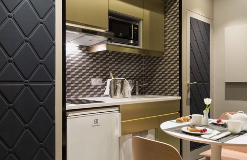 Vivienne Apartment | SUITE COUTURE APARTMENT WITH AIRCON IN OPERA