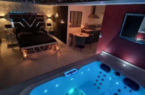 Lignieres-de-Touraine Apartment | Suite cristal LovingSpa avec jacuzzi privatif
