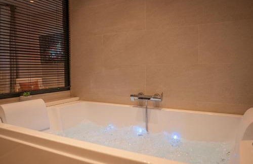 Collobrieres Apartment | Suite de Luxe Jacuzzi balnéo,King size Bed