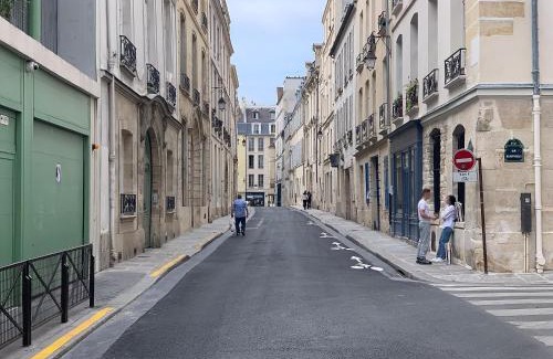 Arsenal Apartment | Suite Du Lion/AC Historic Flat, Marais, 4-5 Guests