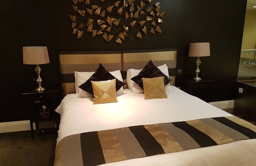 Yeovil Bed & Breakfast | Suite Duplex Ensuite with Bath Tower Suite at The Keep