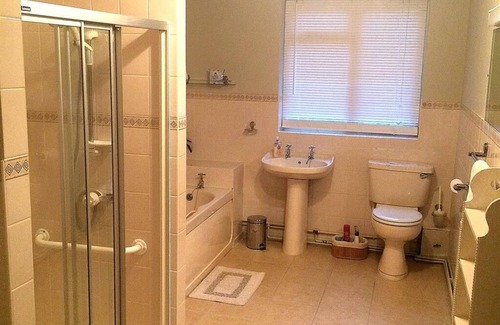 Mortimers Cross Bed & Breakfast | Suite Ensuite with Shower at Mortimer Trail B & B