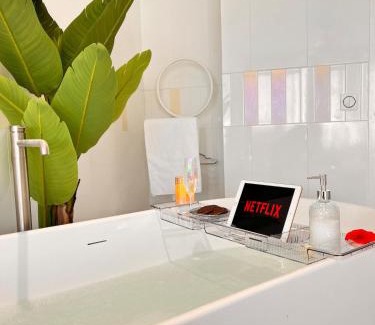 Saint-Etienne Apartment | Suite esprit love lit rond Bergson Stade Zénith