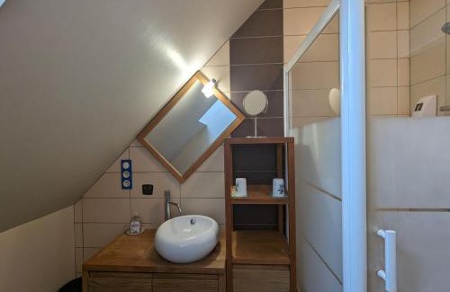 Neuvy-Saint-Sepulchre Bed & Breakfast | Suite familiale privée avec 3 chambres, sdb, wc partagés et petit-déjeuner inclus - FR-1-591-609