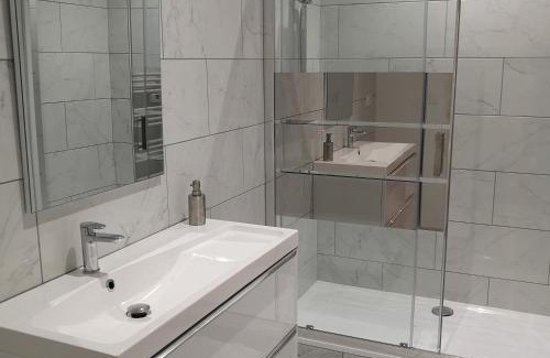 Castelnaudary Apartment | Suite Familiale Saint-Exupéry-Spacieux-Hypercentre-wifi-vélo