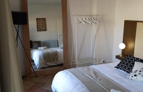 Castelnaudary Apartment | Suite Familiale Saint-Exupéry-Spacieux-Hypercentre-wifi-vélo