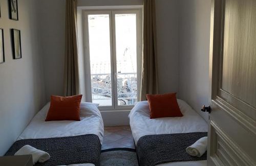 Castelnaudary Apartment | Suite Familiale Saint-Exupéry-Spacieux-Hypercentre-wifi-vélo
