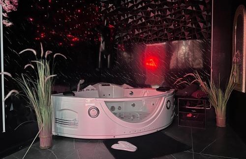 Saint-Die Apartment | Suite Jeux d’Amour Jacuzzi/Love Room