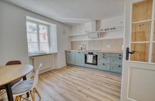 Kadelburg Apartment | Suite Kelnhof Patio - Cozy Riverside Apartment