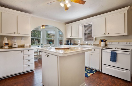 Biloxi House | Suite Magnolia in Ocean Springs Downtown Area. Close go all the action.