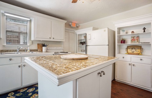 Biloxi House | Suite Magnolia in Ocean Springs Downtown Area. Close go all the action.