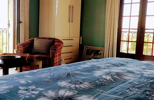 Savignac-de-Duras Bed & Breakfast | Suite Maison à votre santé bed and bathroom incl 60m2 living/dining room
