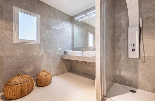 Plaissan Bed & Breakfast | Suite n°2 in Villa SCL - Heated pool - SPA Jacuzzi
