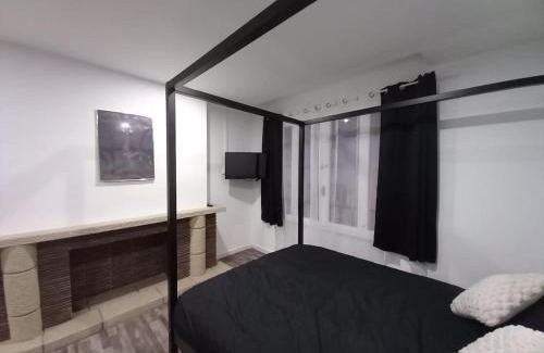 Saint-Paul-de-Fenouillet Apartment | Suite Noire et Blanche