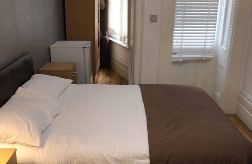 Queen's Gate Apartment | Suite Overlooking Hyde Park