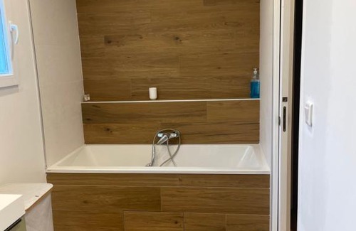 Chassieu House | Suite parentale avec salle de bains et toilettes privées