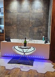 Confolens Apartment | Suite Penthouse Romantique, Confolens, Charente