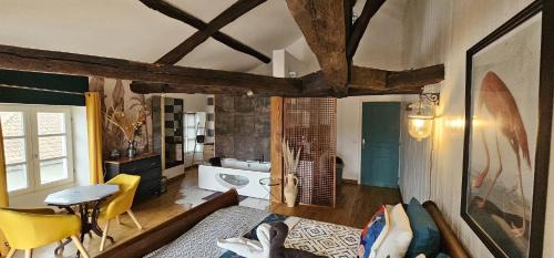 Confolens Apartment | Suite Penthouse Romantique, Confolens, Charente