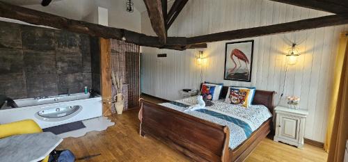 Confolens Apartment | Suite Penthouse Romantique, Confolens, Charente