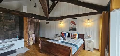 Confolens Apartment | Suite Penthouse Romantique, Confolens, Charente