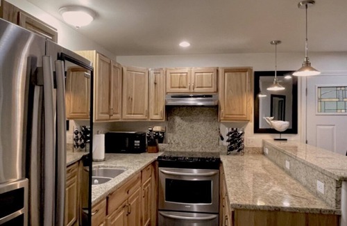 Juneau House | Suite Rock near glacier and Auke Bay harbor -DISCOUNTS ON TOURS!
