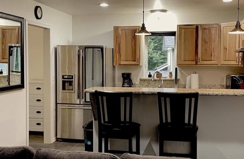 Juneau House | Suite Rock near glacier and Auke Bay harbor -DISCOUNTS ON TOURS!