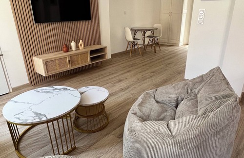 La Londe-les-Maures Apartment | Suite Romantique Bohème Chic Avec Bain à Remous