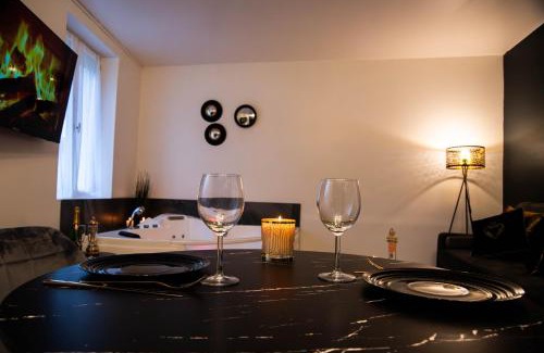 Moulins Apartment | Suite Romantique Jacuzzi