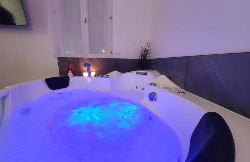 Moulins Apartment | Suite Romantique Jacuzzi