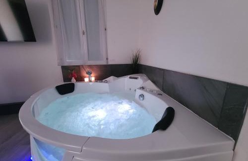 Moulins Apartment | Suite Romantique Jacuzzi