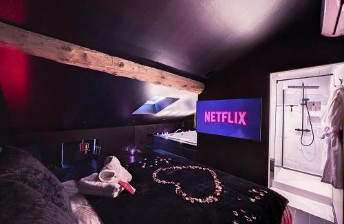 Saint-Etienne Apartment | Suite Rouge baiser avec Jacuzzi privatif - LoveRoom Insolite