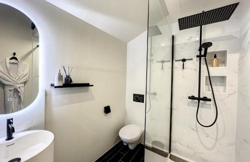 Saint-Etienne Apartment | Suite Rouge baiser avec Jacuzzi privatif - LoveRoom Insolite