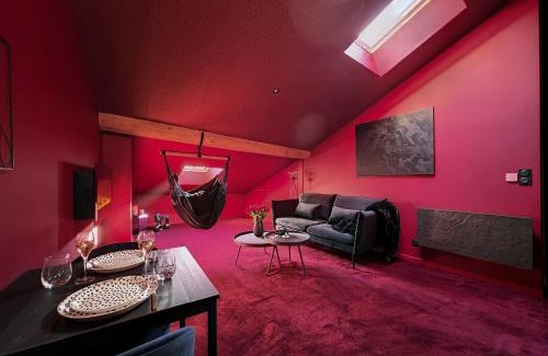 Saint-Etienne Apartment | Suite Rouge baiser avec Jacuzzi privatif - LoveRoom Insolite