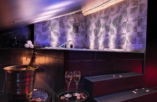 Saint-Etienne Apartment | Suite Rouge baiser avec Jacuzzi privatif - LoveRoom Insolite