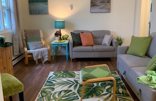 Red Deer Apartment | Suite Verde - Relaxing 2 Bedroom