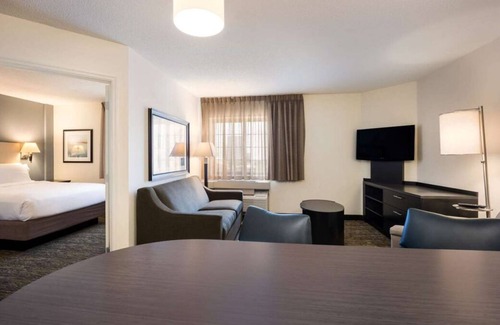 Brentwood House | Suite with all the comforts of home, Outdoor pool and Pets allowed!