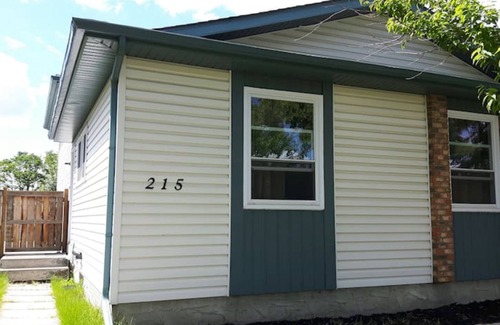 Airdrie House | Suite With Private Entrance 20 min to YYC Airport