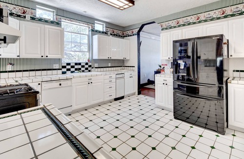 Custer Apartment | Suite102 "The Imperial Eagle"