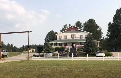 Custer Apartment | Suite102 "The Imperial Eagle"