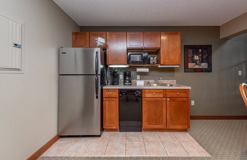 Thayerville Apartment | Suites at Silver Tree A311: One Bedroom King Suite with Loft and Lake View!