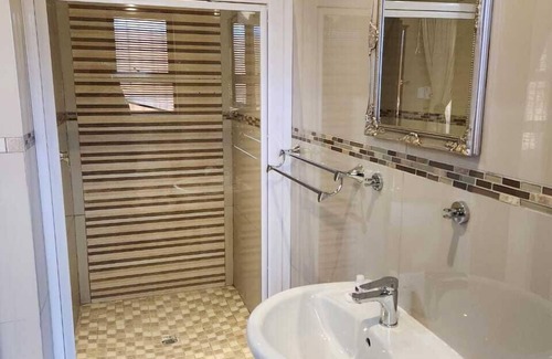 Carletonville House | Suits bar restaurant and guesthouse