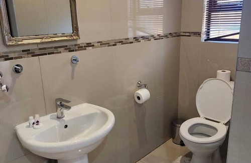 Carletonville House | Suits bar restaurant and guesthouse