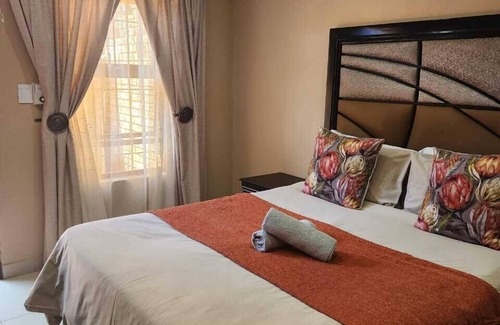 Carletonville House | Suits bar restaurant and guesthouse
