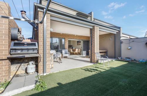 Rye Villa | Sullivan Villa - Spacious Modern Escape by Rye Beach